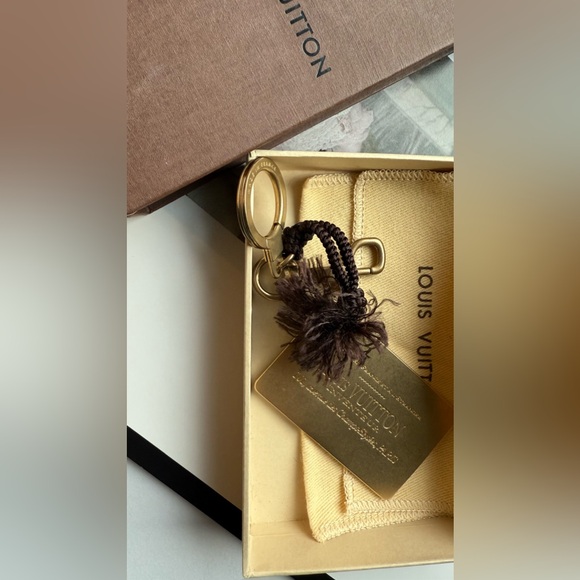 Louis Vuitton Key Ring – A Perfect Gift for Any Occasion - Picture 6 of 15